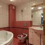 Nadia's Breeze - Spacious 1br Near The 아파트 바르나