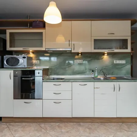 Nadia's Breeze - Spacious 1br Near The 아파트 *