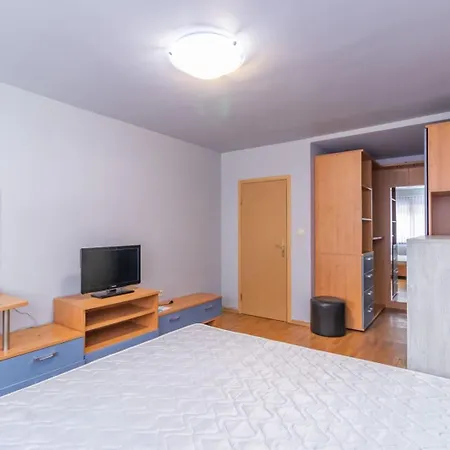 Nadia's Breeze - Spacious 1br Near The * Warna