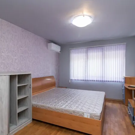 Nadia's Breeze - Spacious 1br Near The 바르나