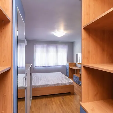 Nadia's Breeze - Spacious 1br Near The 바르나