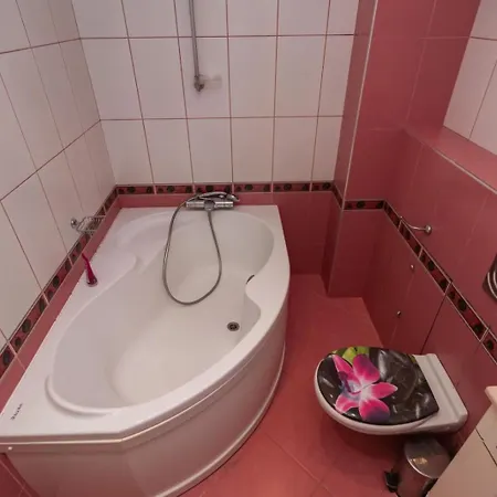 Nadia's Breeze - Spacious 1br Near The Апартамент
