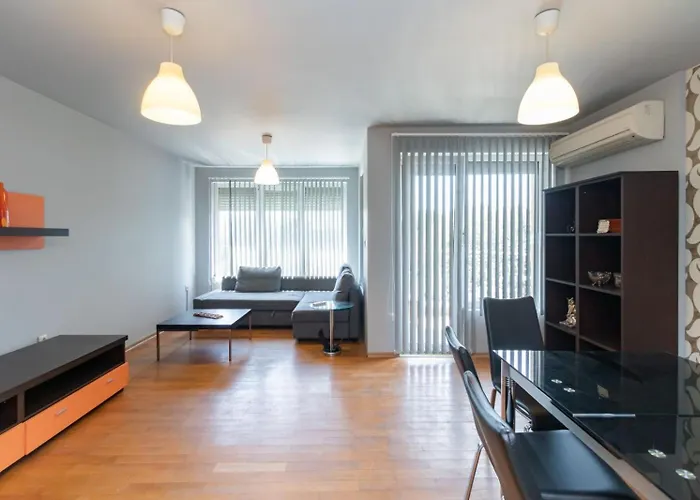 Nadia's Breeze - Spacious 1br Near The Warna