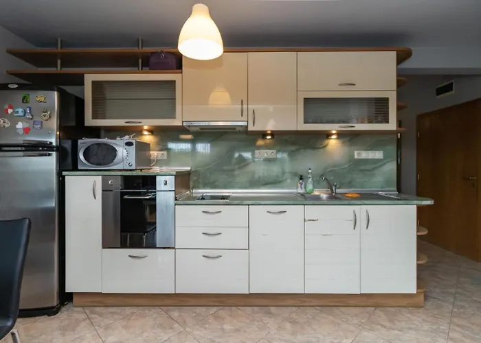 Nadia's Breeze - Spacious 1br Near The Apartament *