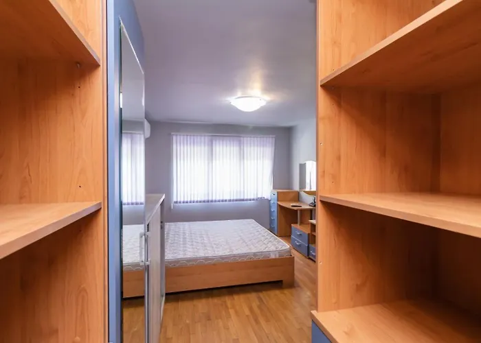 Nadia's Breeze - Spacious 1br Near The Warna