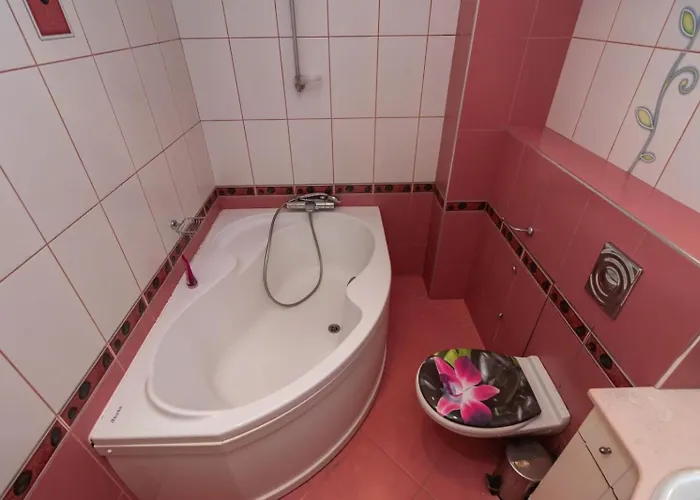 Nadia's Breeze - Spacious 1br Near The Apartament