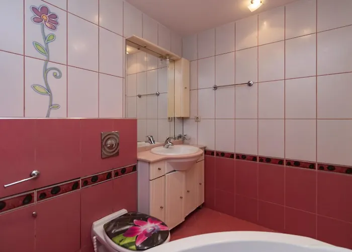 Nadia's Breeze - Spacious 1br Near The Apartament *