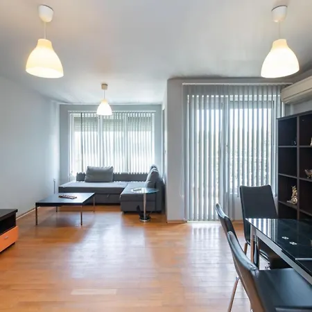 Nadia's Breeze - Spacious 1br Near The Varna