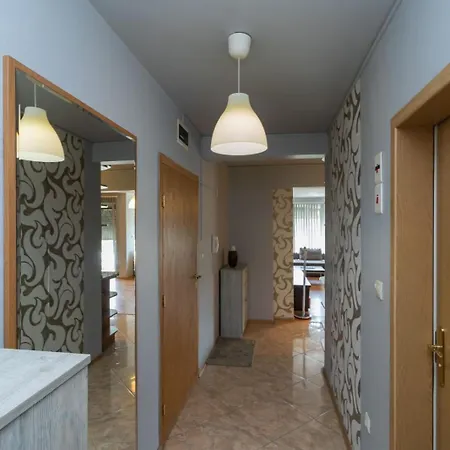 Nadia's Breeze - Spacious 1br Near The Apartment Varna