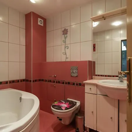 Nadia's Breeze - Spacious 1br Near The Apartment Varna