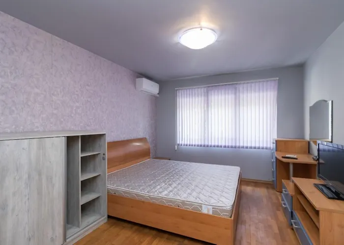 Nadia's Breeze - Spacious 1br Near The Warna